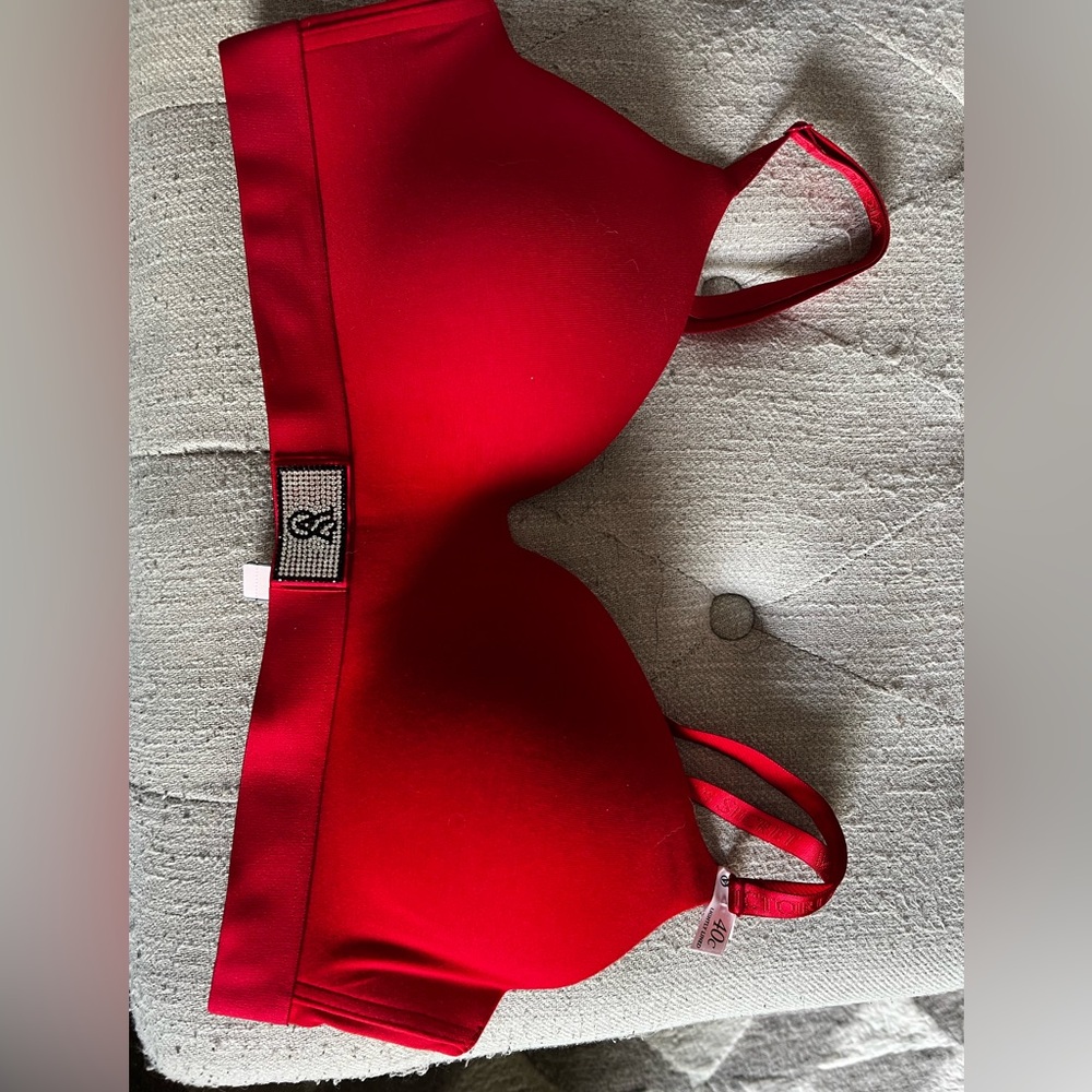 Victoria Secret t shirt lightly lined wireless bra 40C NWT red
